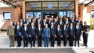  The delegation from the National Defence College of Thailand with NDC Commandant Lieutenant General Chris Whitecross at the NATO Defense College