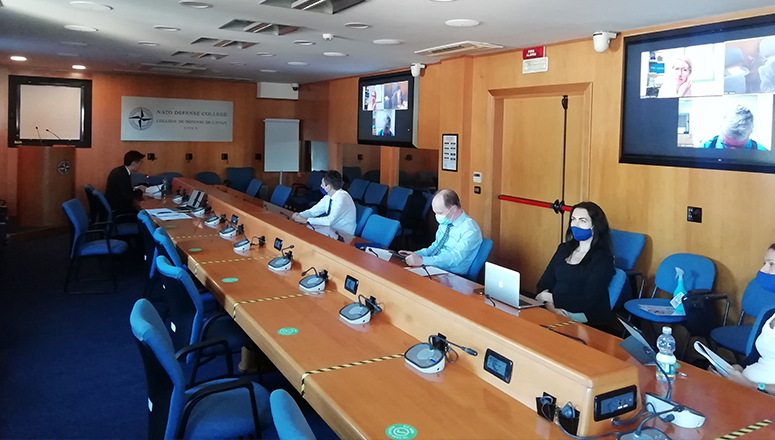 NDC Research Division Director and Senior Researchers (NDC Eisenhower Room) and online participants (screen) to the Roman Banya seminar on “Deterring Hybrid Aggression”.