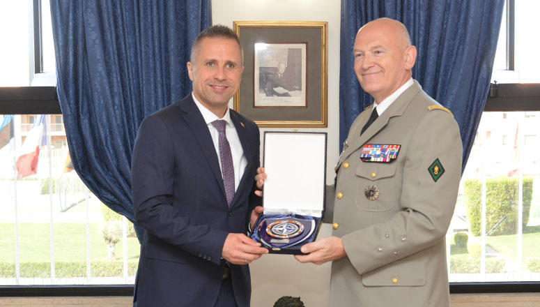 Gift exchange between State Secretary of the Slovak Ministry of Defence and the NDC Commandant.