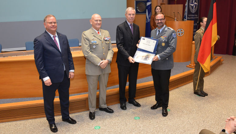 Conferment of individual diplomas to Course Members. (Photo: Course President Colonel Dr Stefan GÖBBELS -DEU A- receives his diploma from Ambassador Jean-Marie GUÉHENNO, Lieutenant General Olivier RITTIMANN and Dr Christopher SCHNAUBELT)