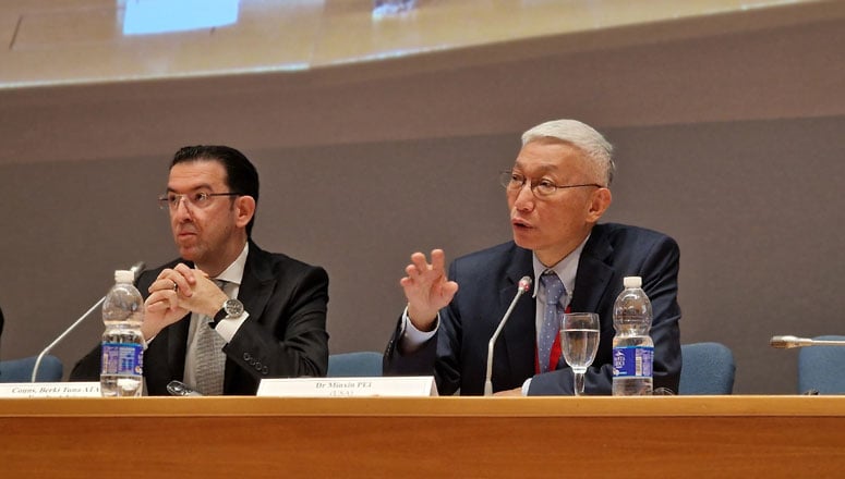 Dr Minxin Pei (right) answering a Course Member’s question