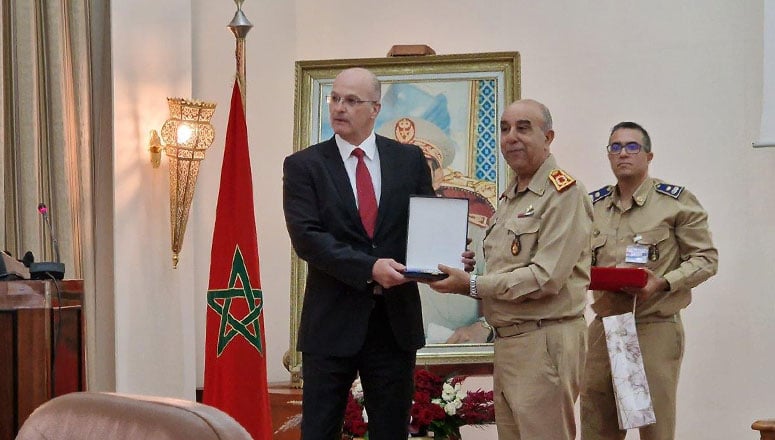 BGEN Leitgen and BGEN Nejjar exchanging plaques