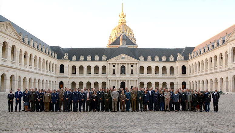 Group photo at Les Invalides. (Credits:Rob Koster)