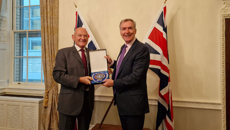 Gift exchange between the NDC Commandant and the UK Chief of the Defence Staff