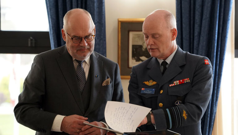Gift exchange between LGEN Nielsen and President Karis