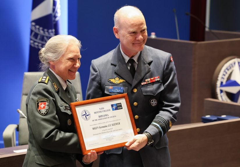 NDC Commandant LGEN Nielsen awards MGEN Seewer the Distinguished Ancien diploma